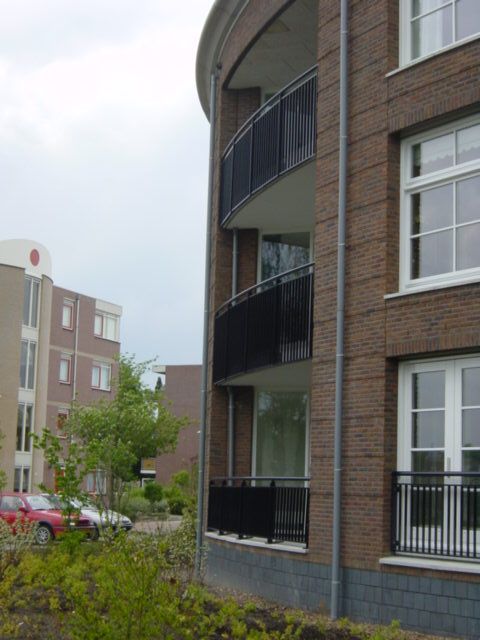 Ronde-balkonhekken-met-lamellen-aluminium-appartementencomplex-Veenedaal-Cepu-Constructions.JPG