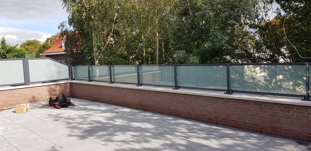 Schermen-balkon-valbeveiliging-borstweringsleuningen-glas-aluminium-Bloemendaal-Cepu-Constructions-Nieuwkuijk.jpg