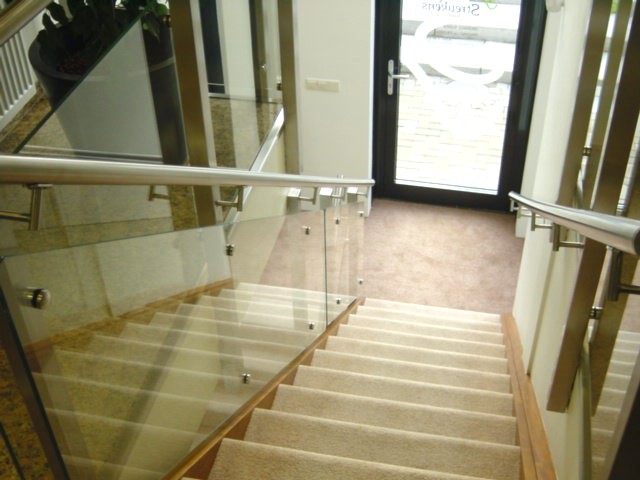 Trapleuningen-traphekken-glas-aluminium-Maastricht-Cepu-Constructions.JPG