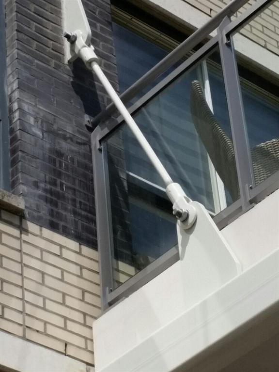 detail-hangend-balkon-glas-Voorburg.jpg