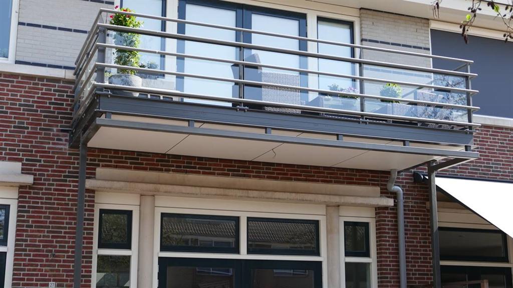 glazen-balkonhekken-met-horizontale-buizen-aluminium-Boskoop-Cepu-Constructions.JPG