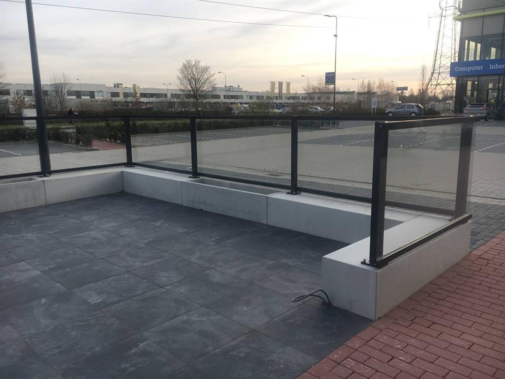 glazen-terrasscherm-aluminium-koker-baluster-Den-Bosch-CEPU-Constructions.jpg